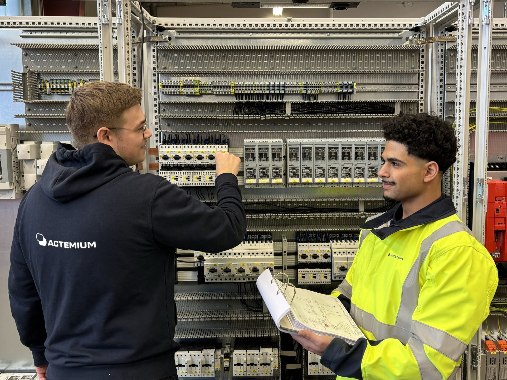 Industrielle Anlage zur Verarbeitung von Baustoffen. Effiziente Prozesssteuerung und Automatisierung für die Asphalt- und Bitumenindustrie sind sichtbar, mit Maschinen und Strukturen, die den Produktionsprozess unterstützen.