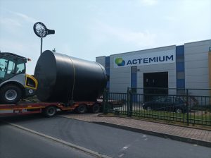 Behältermantel wird mit Hilfe der Stumpfschweißbank rund gezogen Vorbereitung auf der Rundschweißmaschine zum schweißen der Bodens Auslieferung mit Spedition zum Kunden.