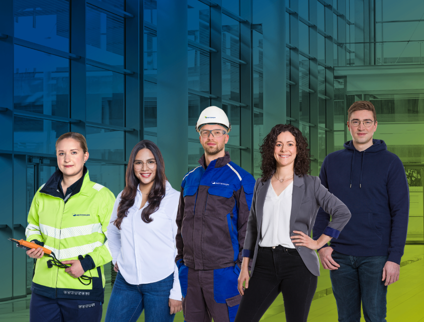 fünf menschen stehen nebeneinander vor einem grünen hintergrund