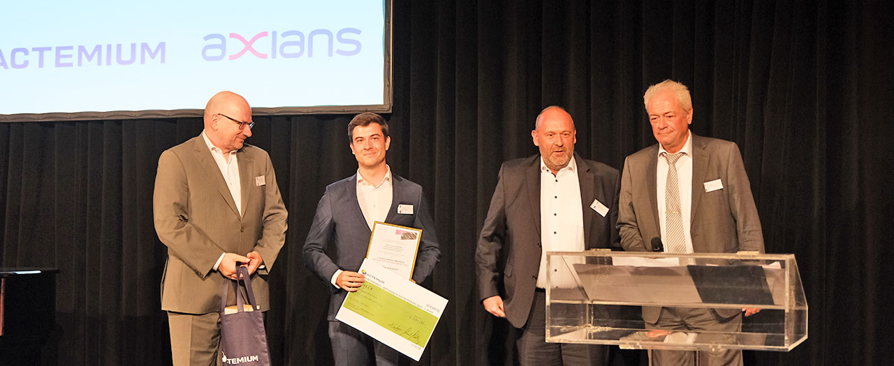vier Männer stehen auf einem Podium