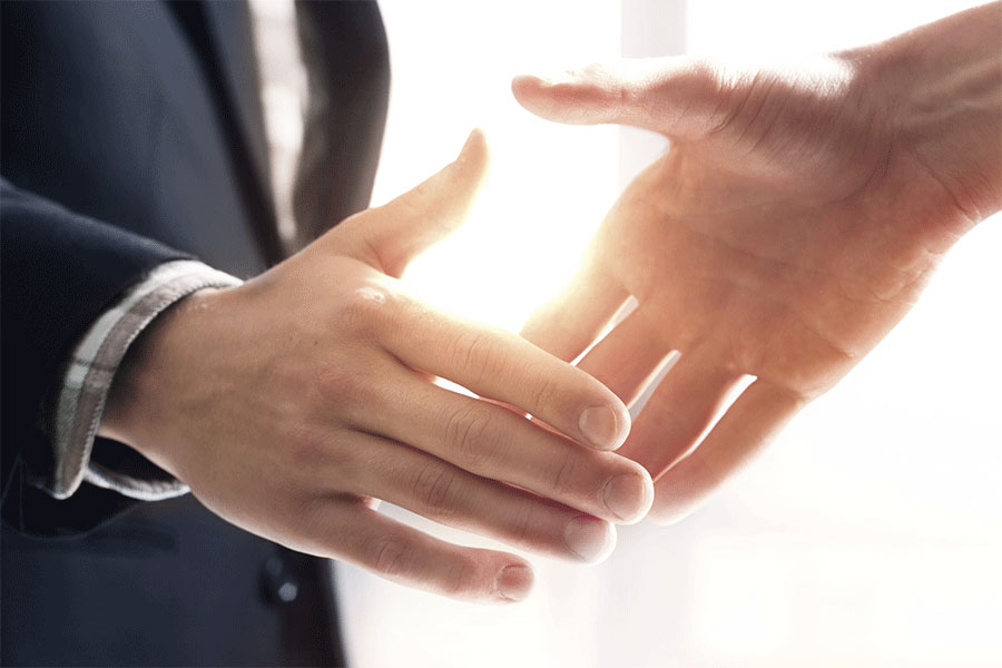 Zwei Personen geben sich die Hand