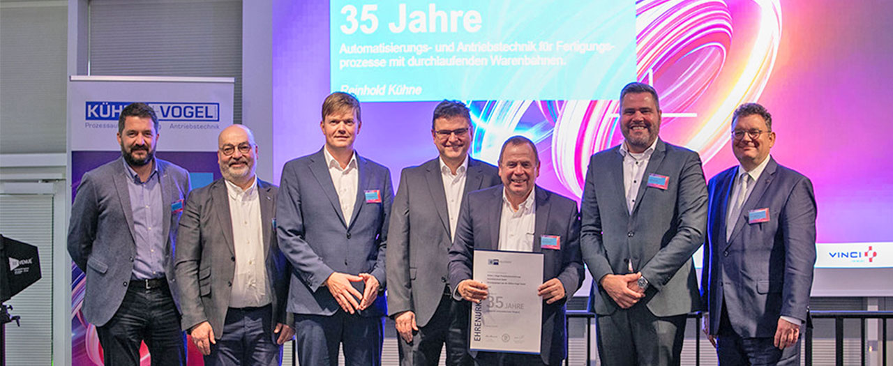 Actemium Mitarbeitende stehen auf der Bühne