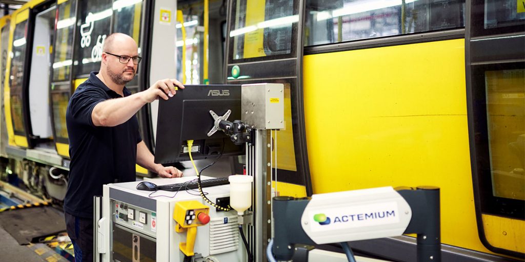 Mitarbeiter prüft einen Zug mit Hilfe einer Ultraschallprüfanlage 