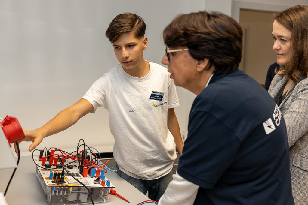 Auszubildender erklärt Spannungsmessung