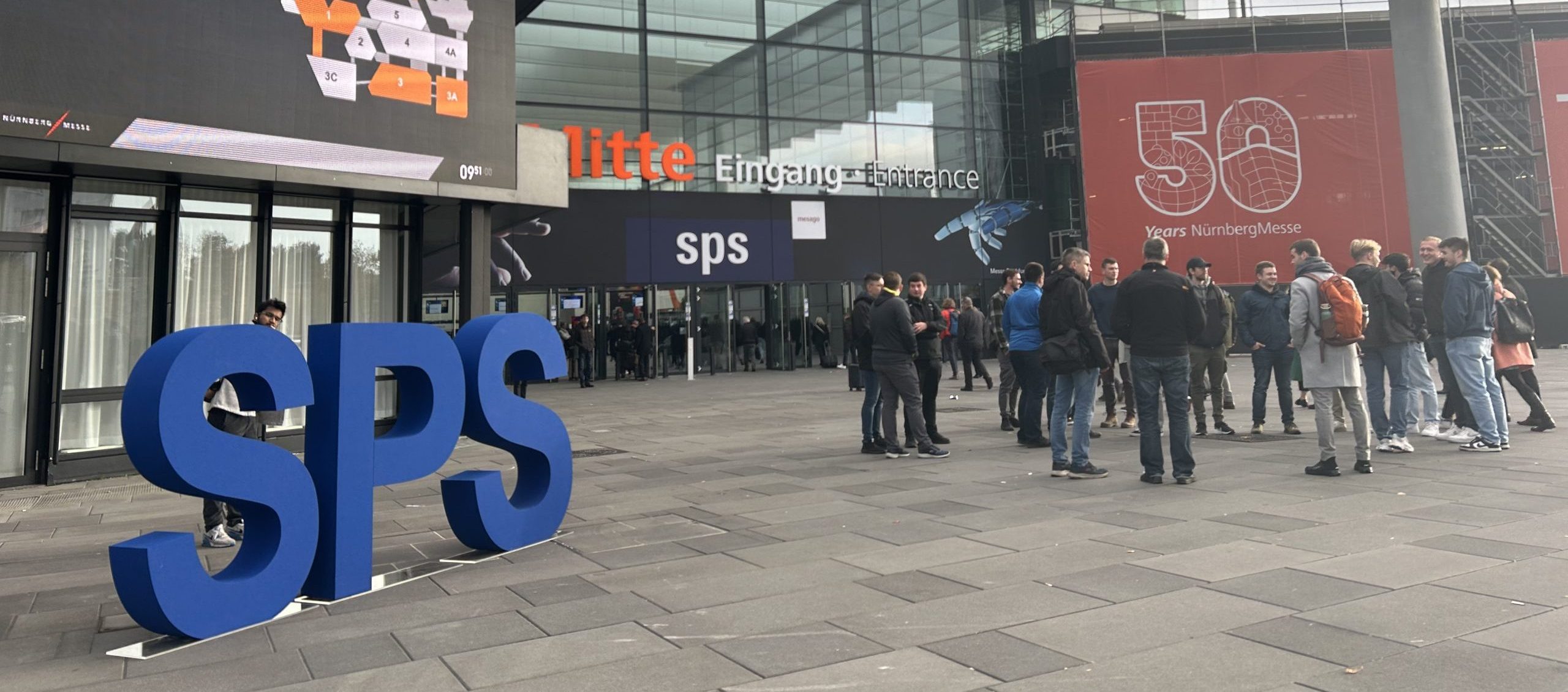 eingang einer halle mit links SPS in blauen buchstaben